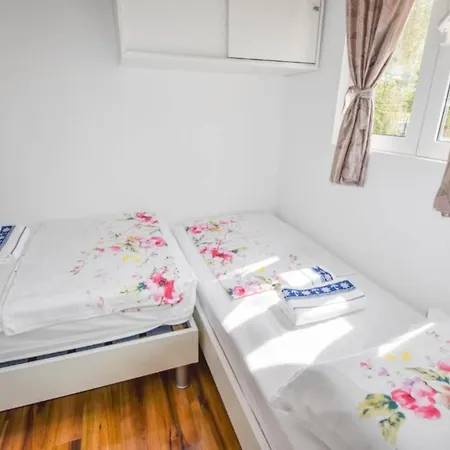 Mobile Homes Bella 2 Дом отдыха Биоград-на-Мору